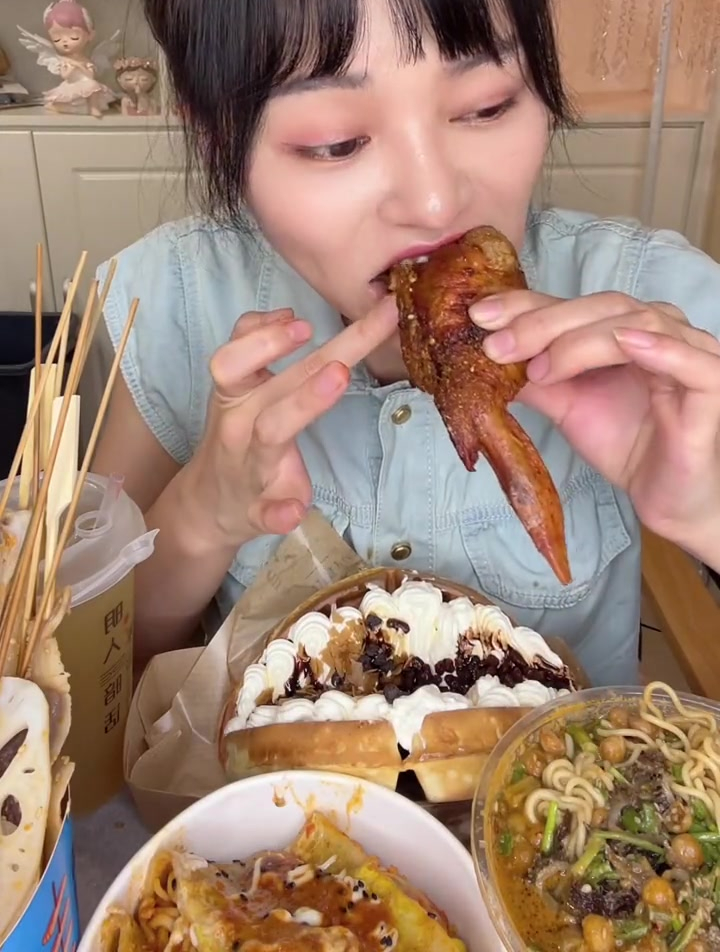 吃超大个的鸡翅包饭,火鸡烤冷面,爆肚粉,华夫饼,钵钵鸡