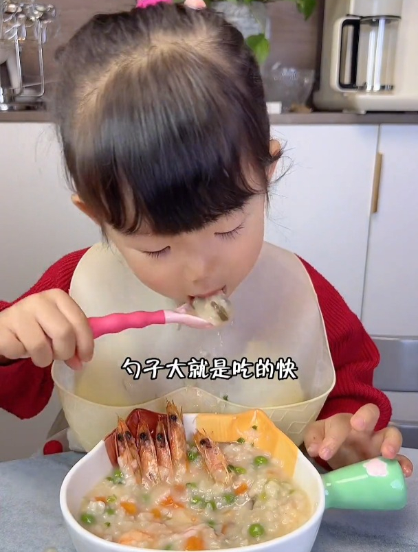 晚餐给两个宝宝煮了一锅砂锅鲜虾粥,热乎乎地吃一碗暖心暖胃