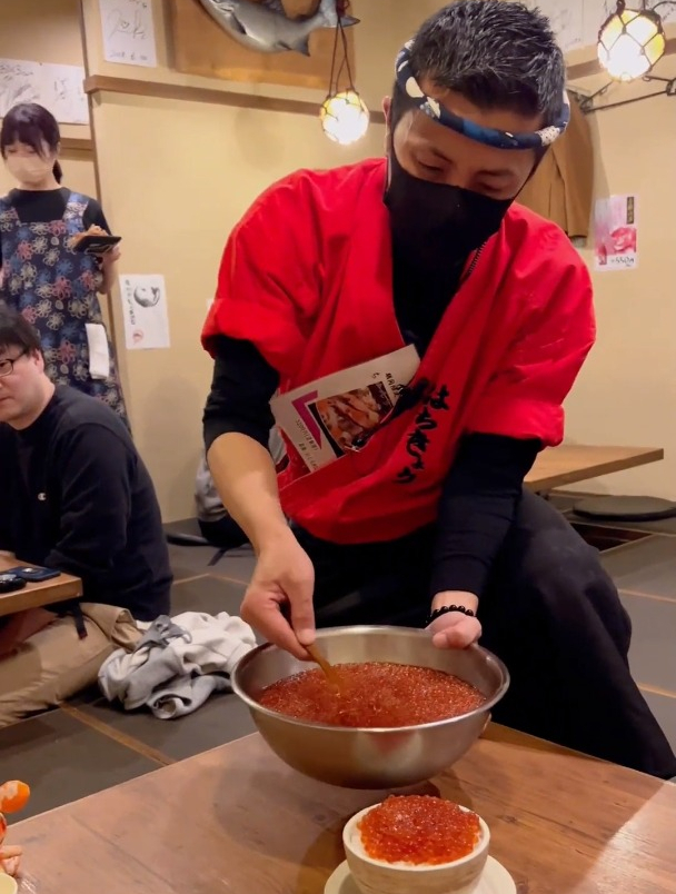 日本人这样吃鱼籽盖饭着实惊到我了 这样的吃法真的绝呀