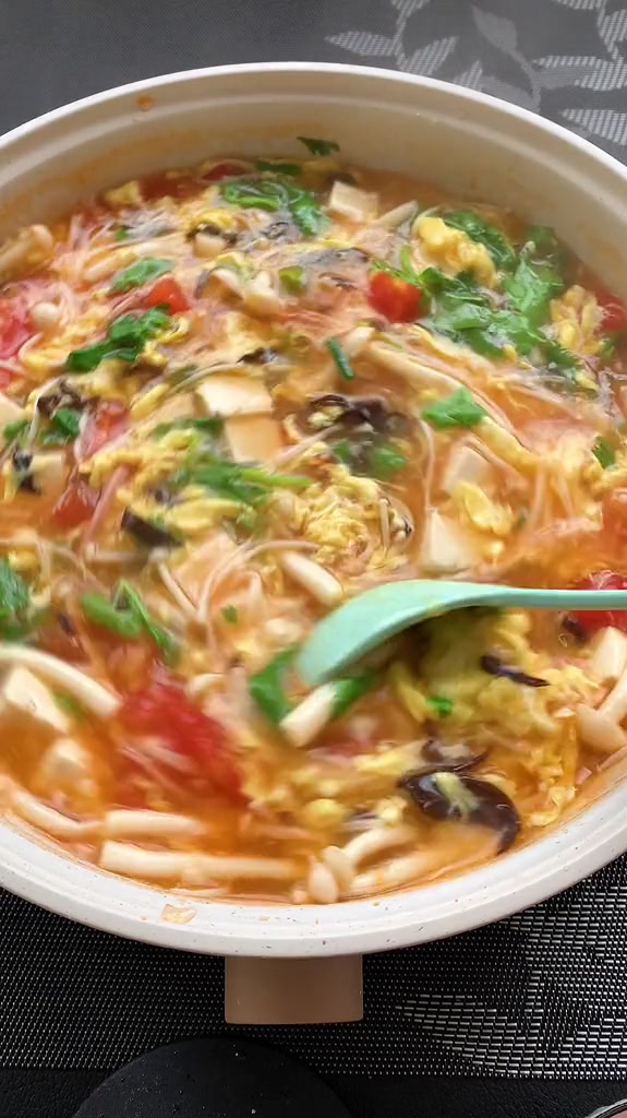 家常菜做法:酸爽开胃鸡蛋嫩滑的西红柿金针菇鸡蛋汤