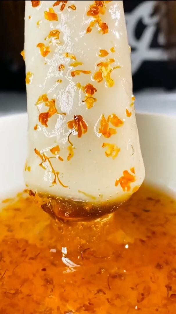 桂花条头糕软糯香甜,美味可口,糯糯的外皮包裹着甜甜的豆沙