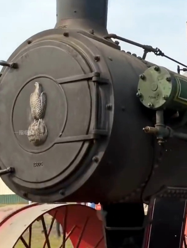 有史以来世界上最大的蒸汽拖拉机正在犁地