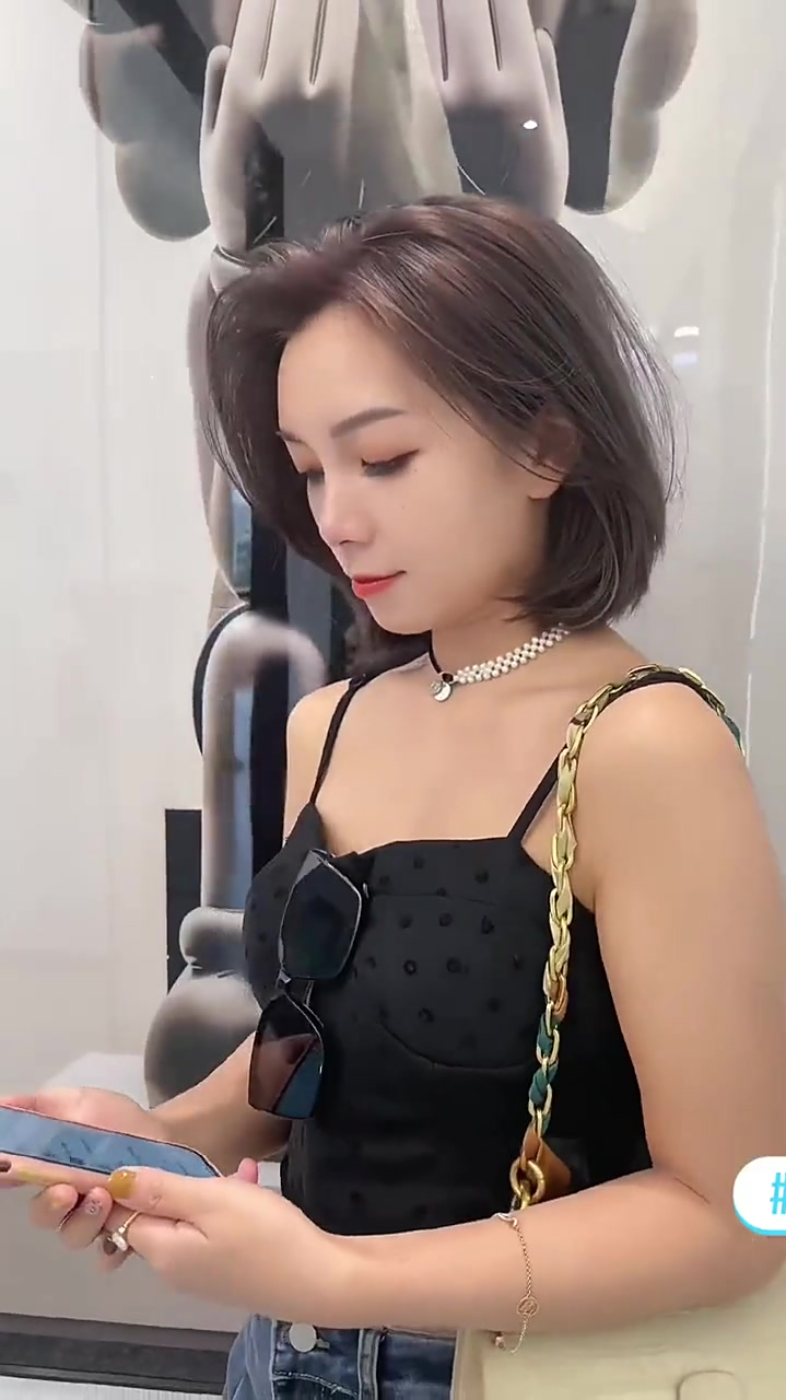 短发女生减龄发型搭配显白的雾粉奶茶色,太好看了吧!