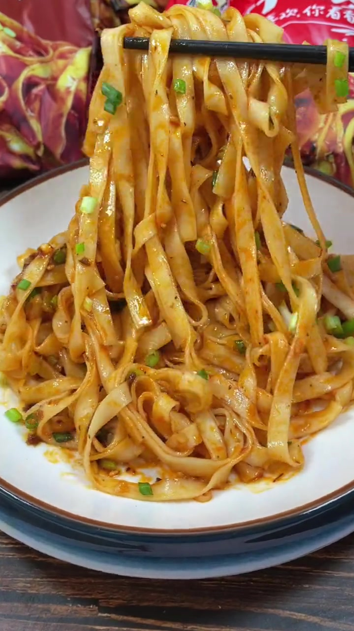 开水一泡就可以吃的干拌面,居家必备,懒得做饭来一碗,方便好吃