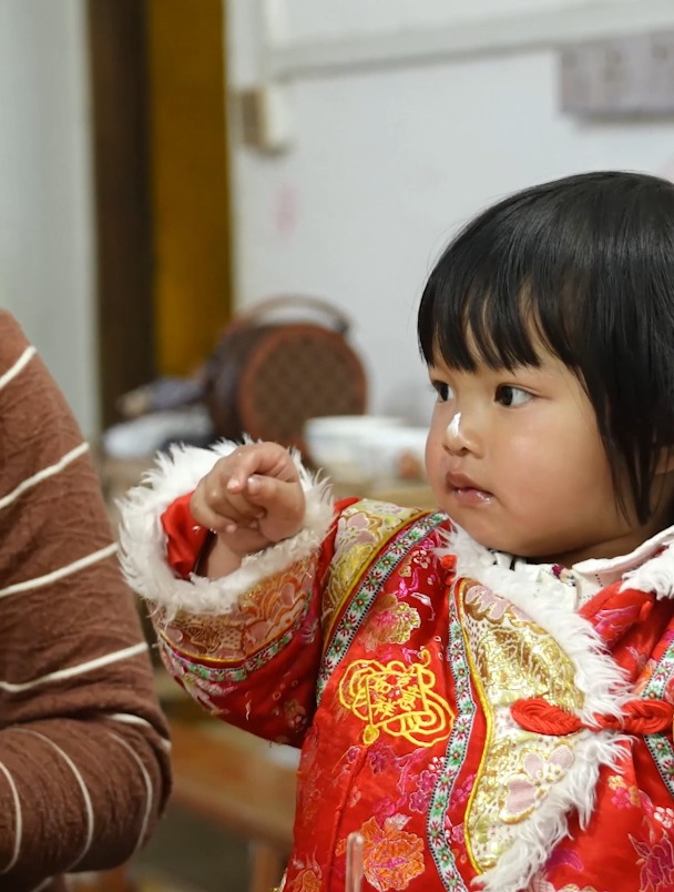 即使道路坎坷不平,车轮也要前进;即使江河波涛汹涌,船只也航行