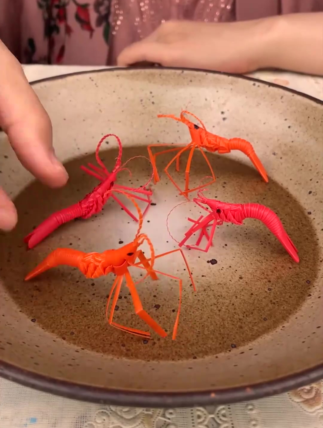 家长带来一盘小龙虾,一看就是有事想求,吸管做出的手工虾爱了吗