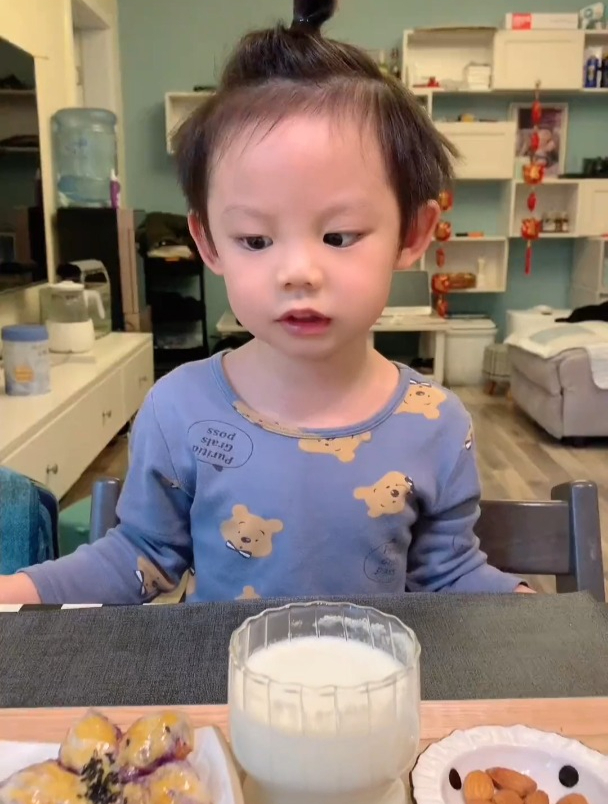 紫薯是个好东西,可以有一百种吃法,变着花样做成紫薯桃花酥吧