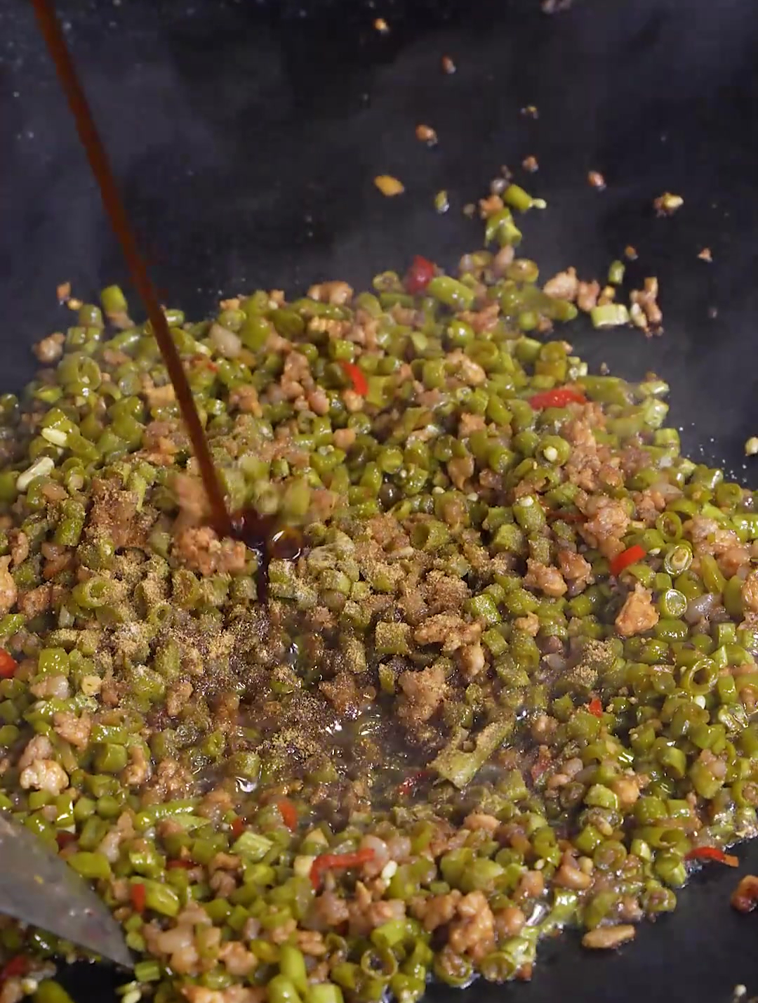 地里的豆角吃不完,做成开胃的酸豆角,做酸豆角肉包也非常好吃