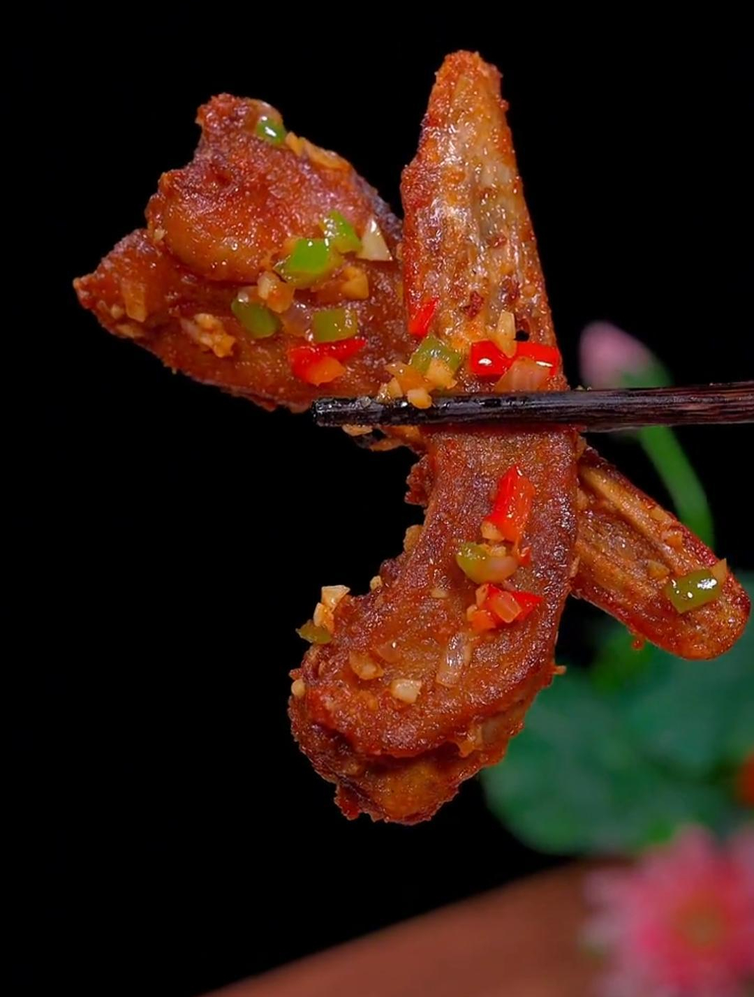 爱吃椒盐鸭头这样做,又酥又脆,香到连骨头都吃不剩