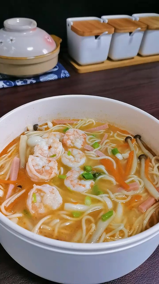 真的太鲜了做法简单的鲜虾菌菇面