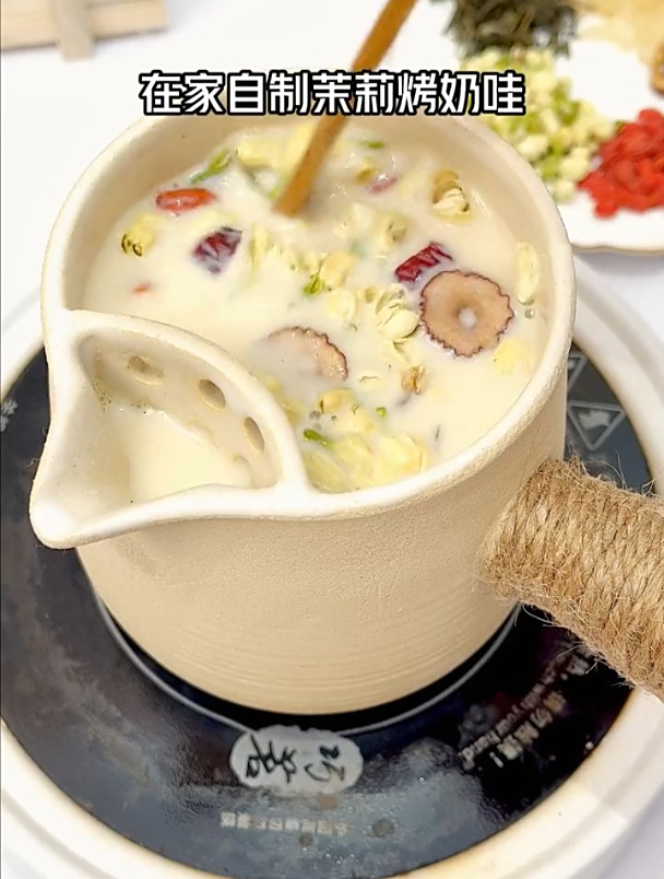 在家可以这样茉莉花烤奶茶,浓郁花香,可以喝一整个冬季的烤奶