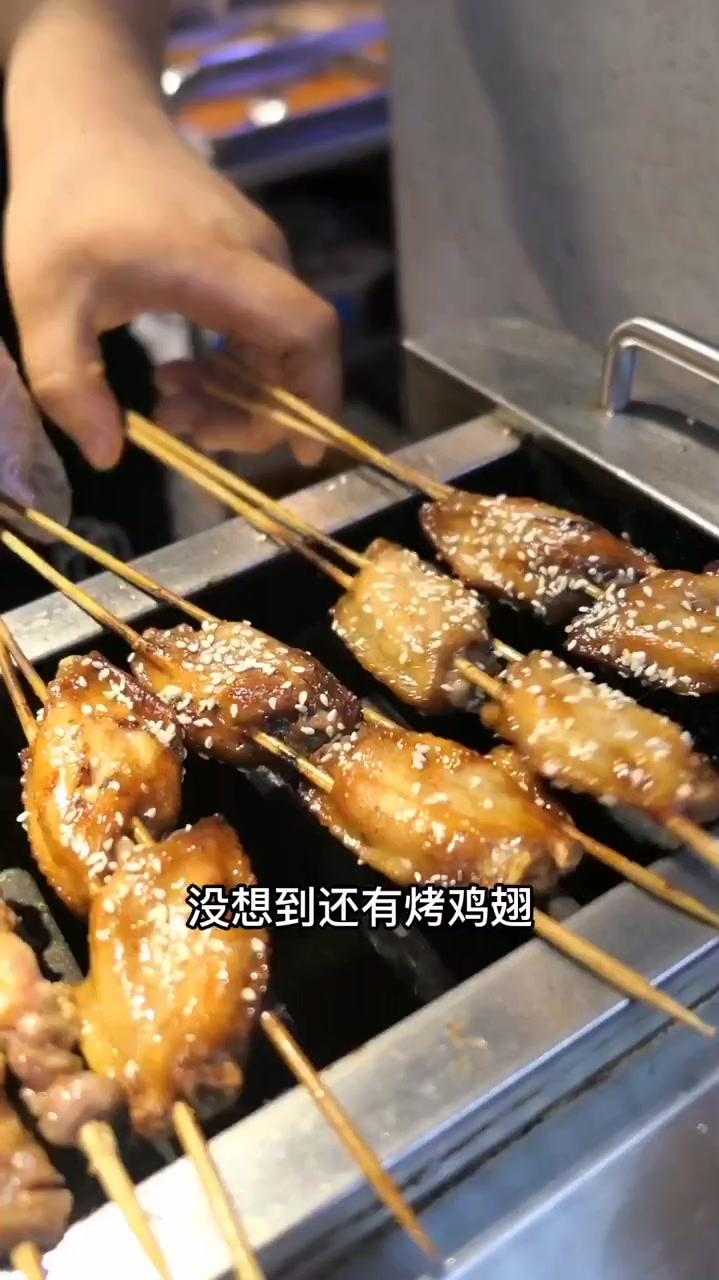 这个鸡爪有点太黏了,真正的美食都藏在地下室