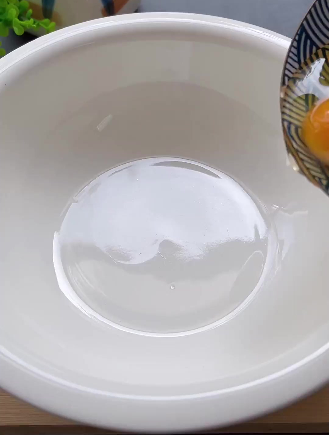 3个鸡蛋一碗面粉～就能蒸的奶香发糕,果然比面包还好吃!