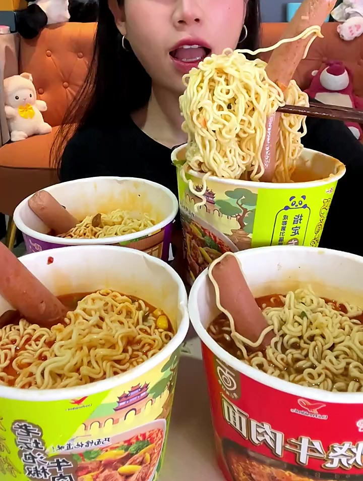 挑战吃4大桶泡面,有牛肉丸泡椒味香辣味老坛酸菜加四个火腿肠