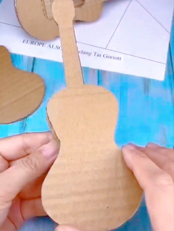 纸箱能做什么创意?不要的纸箱做个小吉他,弹给孩子听