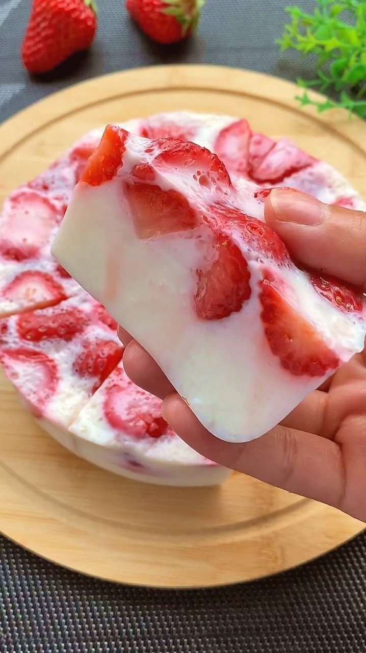 周末了,给家里的小朋友做个好吃草莓牛奶布丁,做法简单干净又卫生!