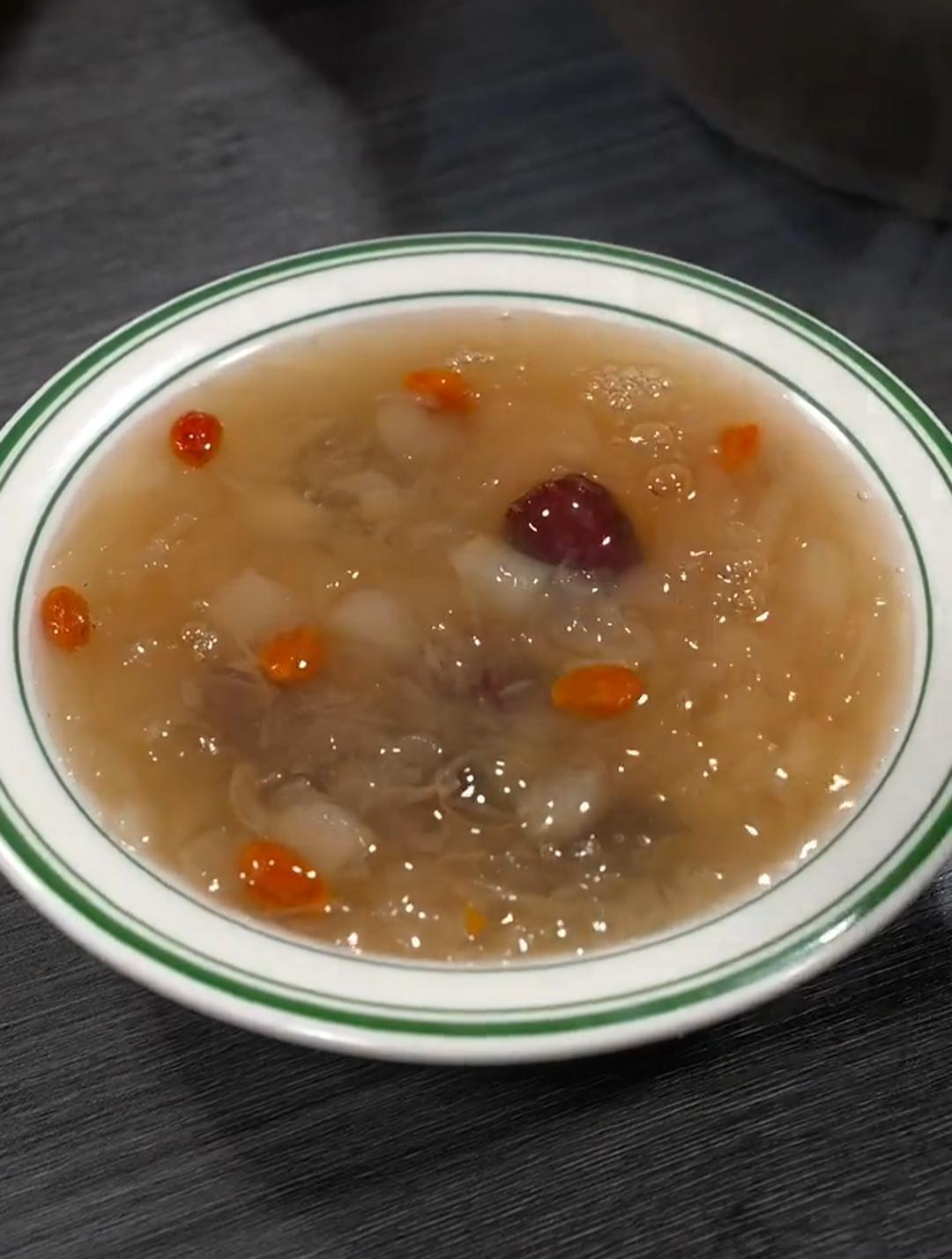这样做的银耳雪梨羹胶质满满,超级好喝