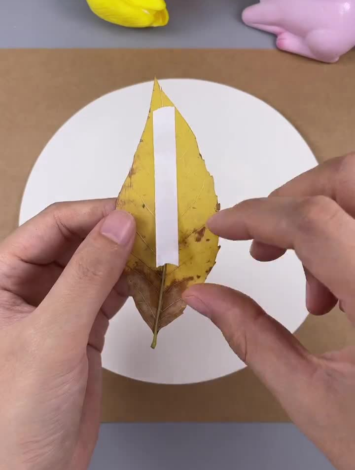 捡几片树叶做秋日美景图,简单又漂亮树叶贴画手工制作亲子