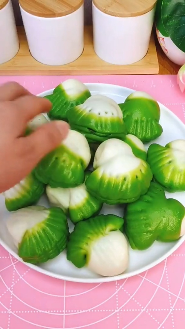 百财豆沙包花样面食