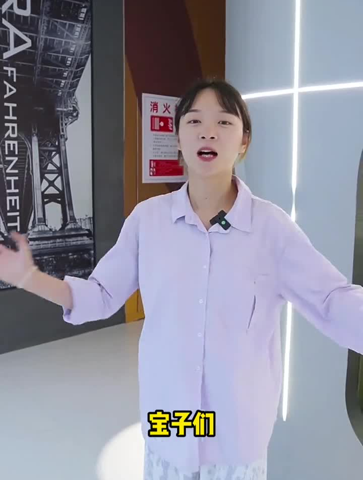 来边上长江吃现杀的清江烤鱼,又鲜又嫩,真的好赞!