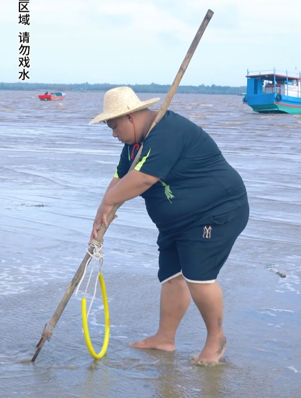 今天三兄弟去挖海白,回去搞海白冬瓜汤,你们那是怎么挖海白的?