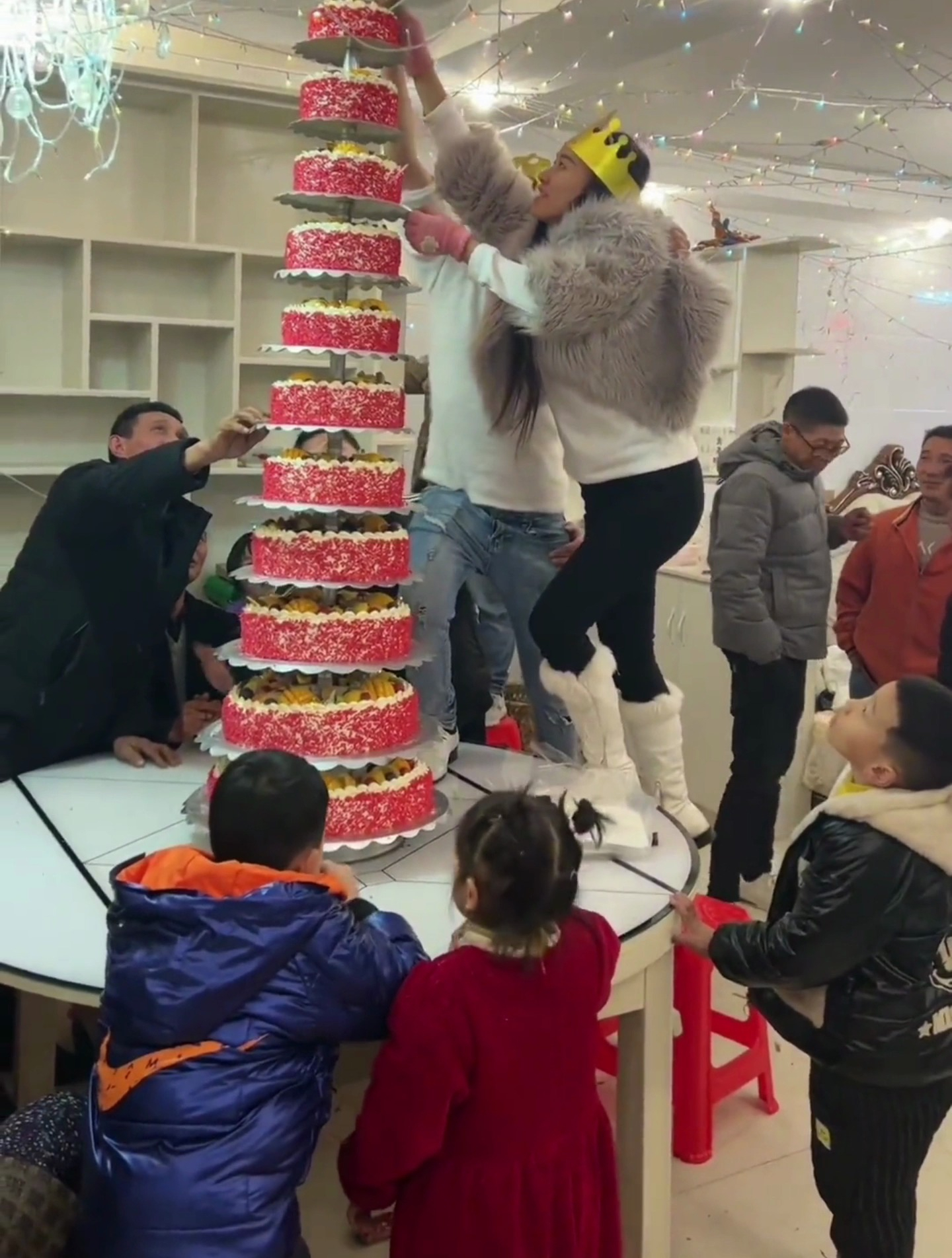 男子过生日,家人为他订十二层蛋糕,希望他一年十二个月健康平安