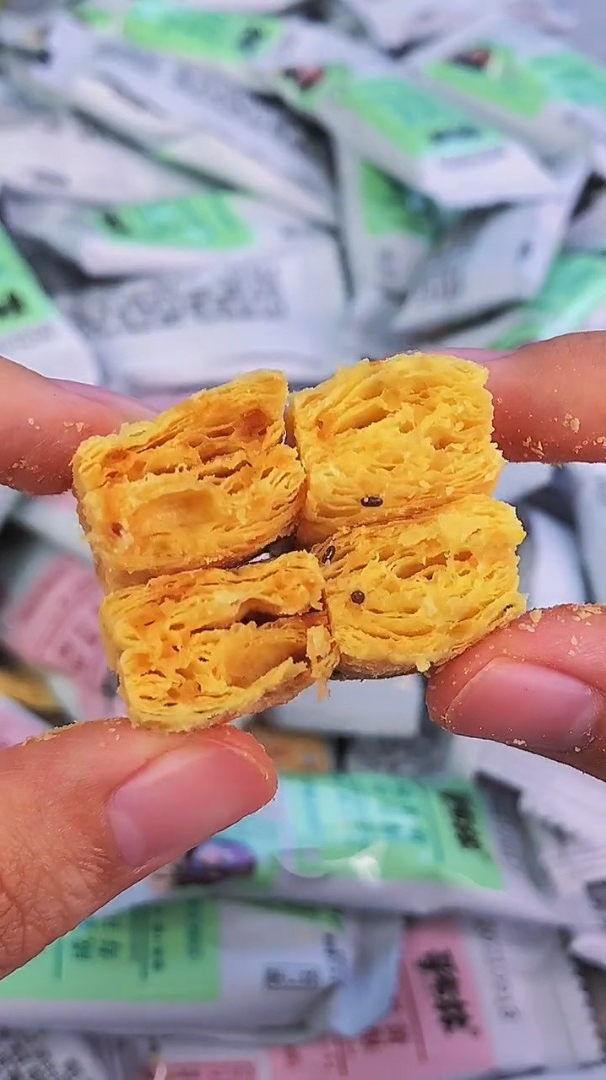 寿司酥里面是千层酥脆,咸蛋黄味的口感特别入味