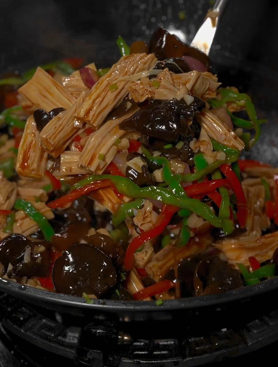 这是我家每周都要吃八回的一道素菜,腐竹炒木耳,做法简单