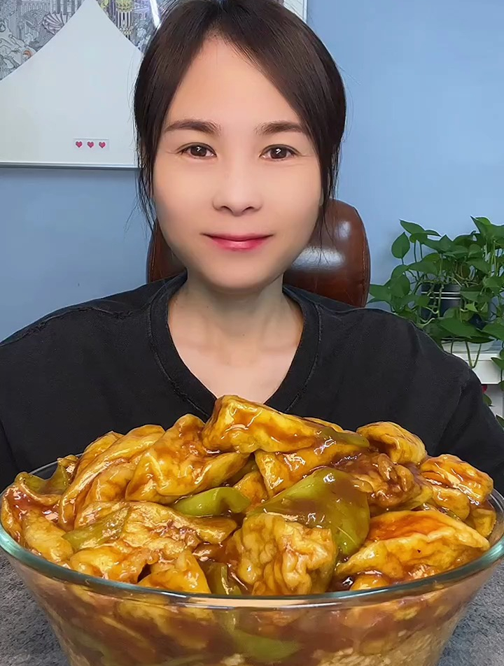 红烧茄子盖饭,要想茄子好吃,最好是过一遍油