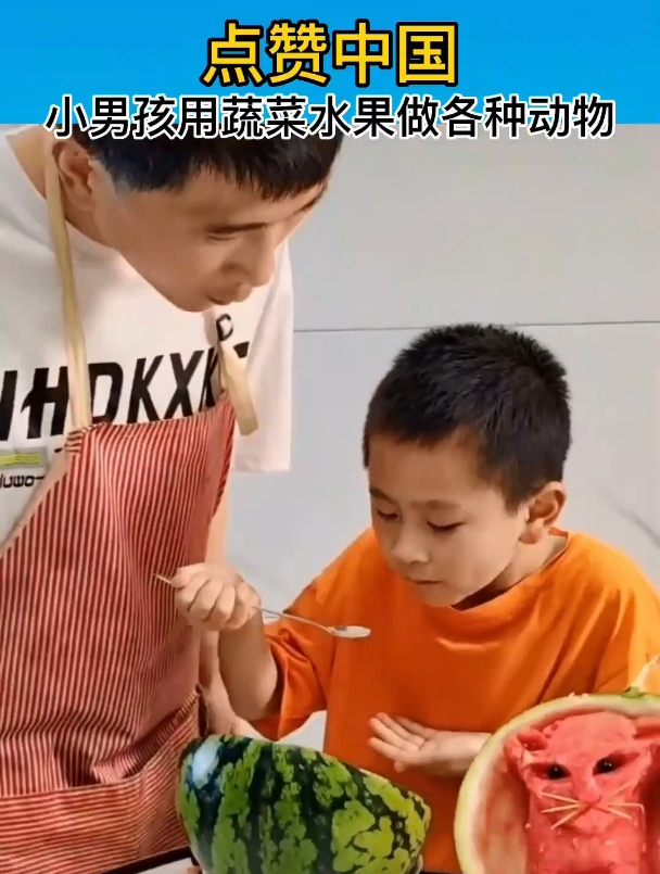 小男孩用蔬菜水果做各种动物