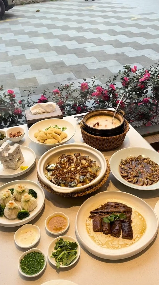 属实被潮州府的招牌虾蟹砂锅粥惊艳到了,砂锅现煮味道贼鲜