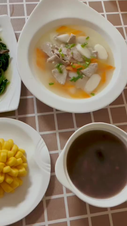 瘦肉山药胡萝卜汤,红豆薏米粥,花样馒头,菠菜猪肝
