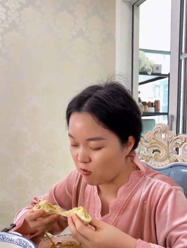 周六的早晨,用老公花300大洋买的榴莲给家人做了美味的榴莲包子