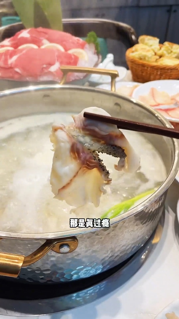 冬天来锅斑鱼火锅太幸福,涮鱼片真的超级超级好吃
