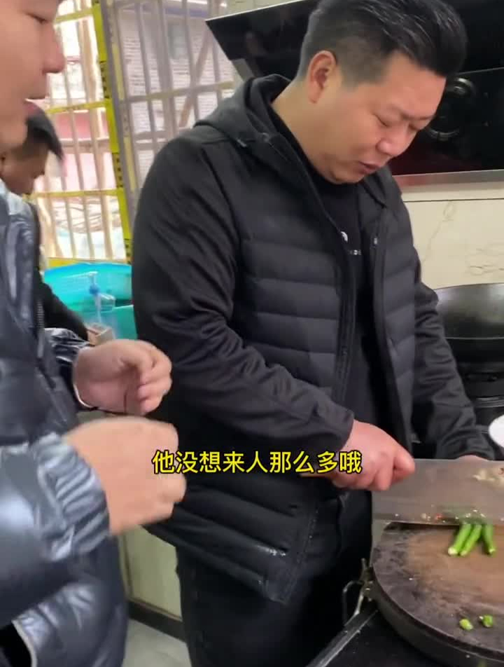 这次来到老廖家祝贺老廖新居入伙,大吉大利