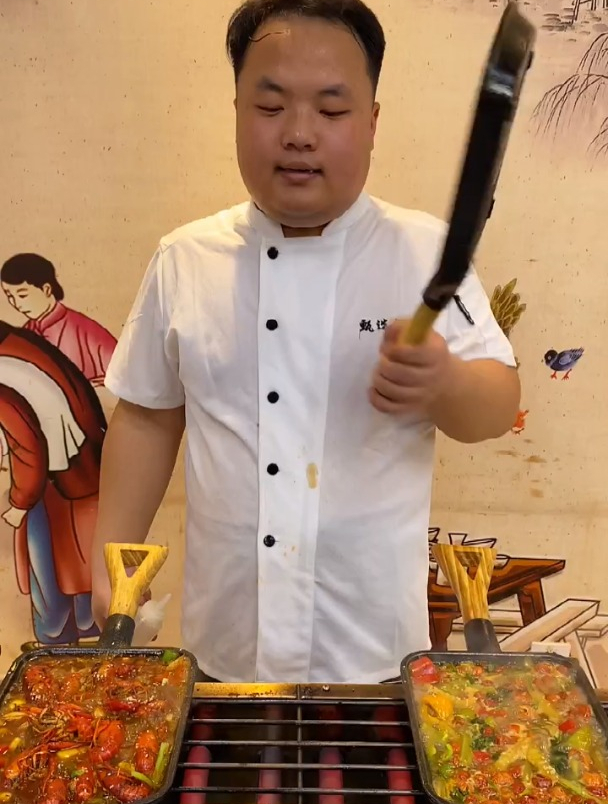 花式铁板烧一人一份上百种菜品搭配,一烤一戳便出锅,简单又美味