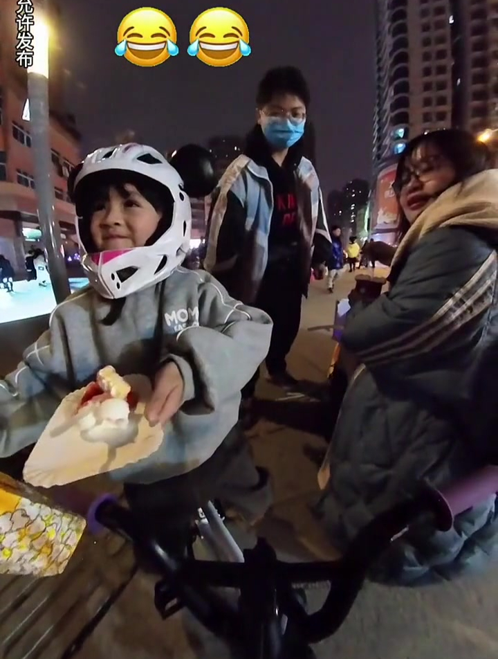 出门溜达看到路边小姐姐们在过生日,凭自己本事去蹭了份蛋糕