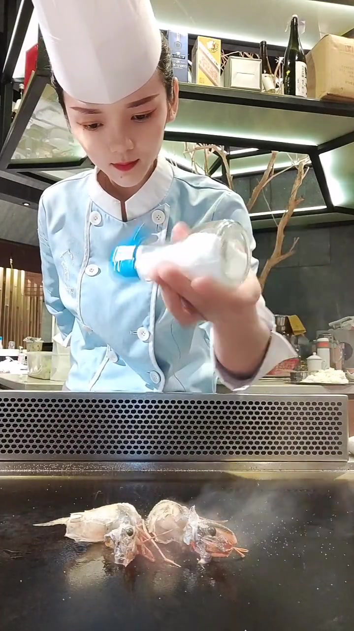 今晚给大家分享铁板烧现煎大明虾,口很很鲜,欢迎来品尝哟!