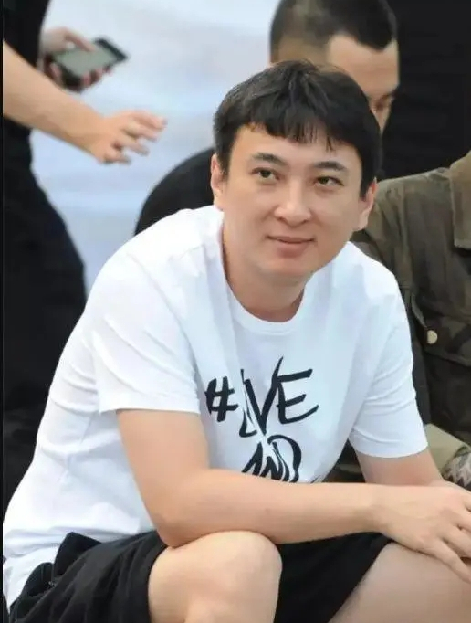 又换新女友了?王思聪带美女吃路边摊,还告诉摊主如何炒蛋炒饭