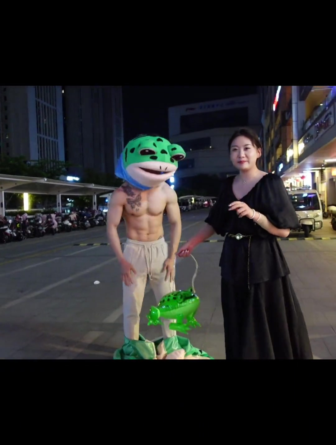 最后小姐姐看到肌肉的反应太好笑了