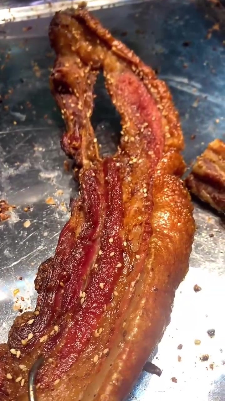 在青秀发现了一家非常正宗的脆皮五花肉店皮脆肉香肥而不腻