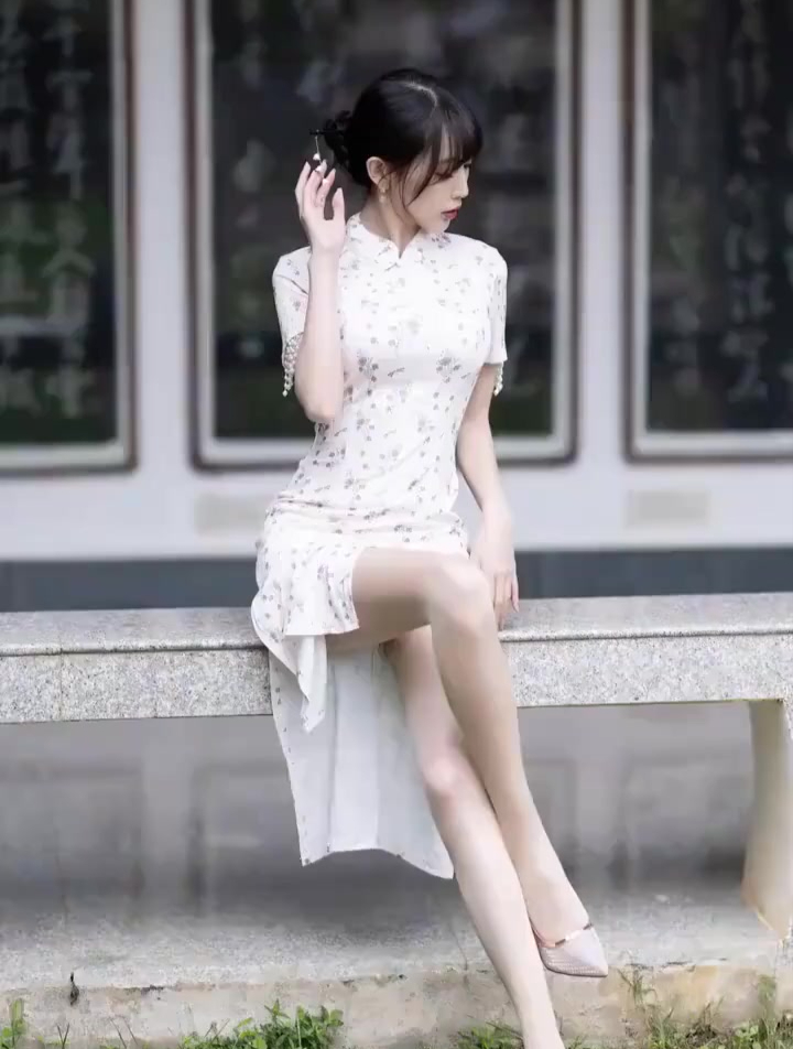 名媛旗袍搭配肉色隐形丝袜,旗袍美女纯欲诱惑,妩媚姿态妖娆动人