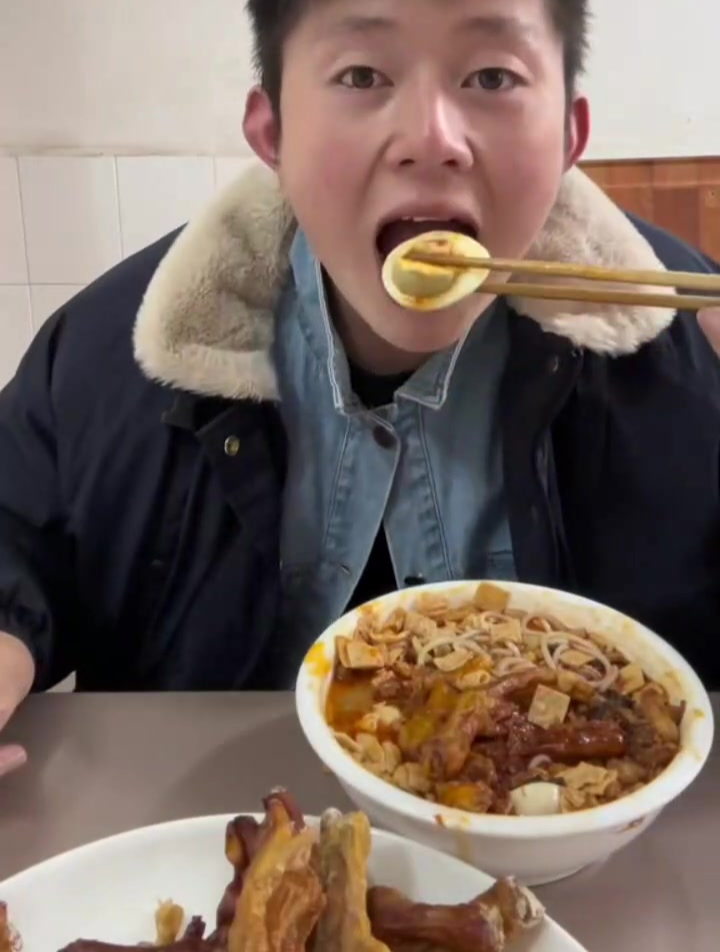 一个福建的大学生在家做了一份有点正宗的鸭爪螺蛳粉