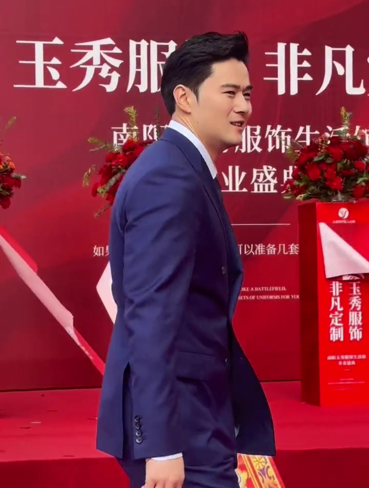 肌肉不大还可以穿西装