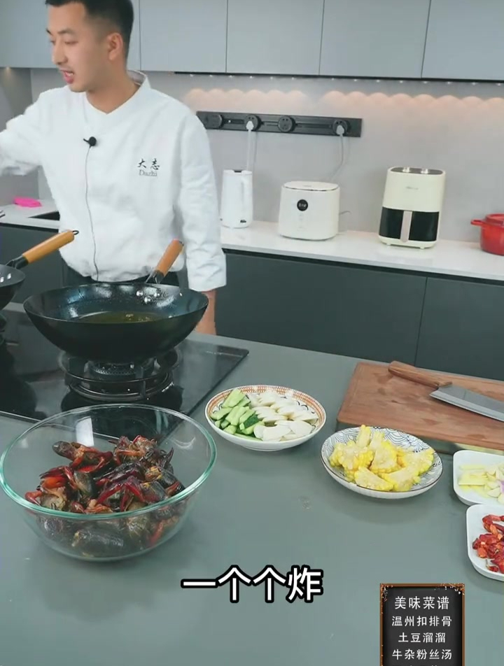 又到了吃小龙虾的季节,教大家在家中做一道干锅小龙虾!