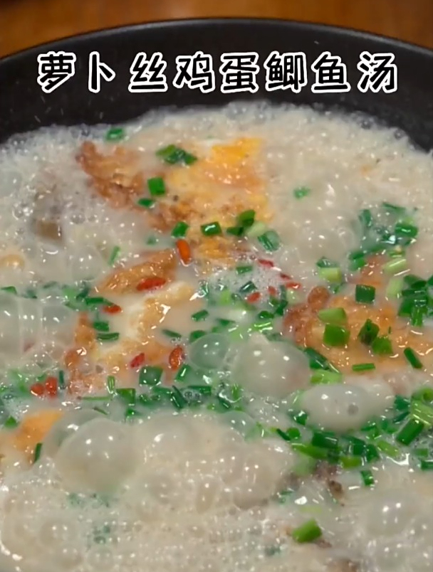 钓了几条土鲫鱼,做一锅萝卜丝鸡蛋鲫鱼汤,汤汁浓白,非常鲜美