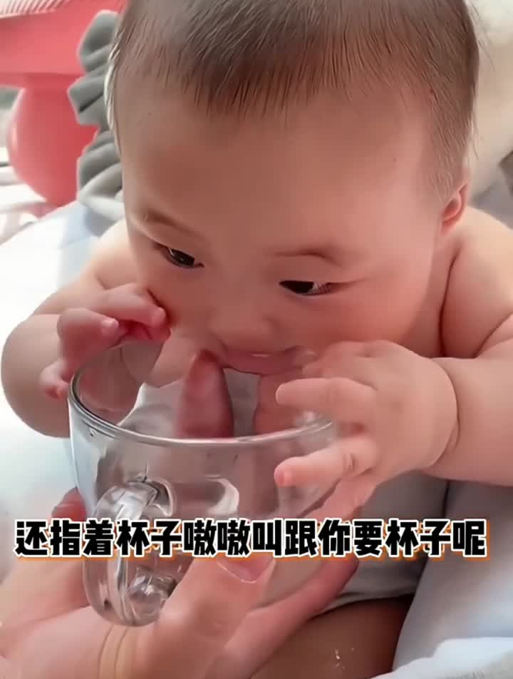 宝宝个月喝水就要换成鸭嘴杯了。个月吸管杯