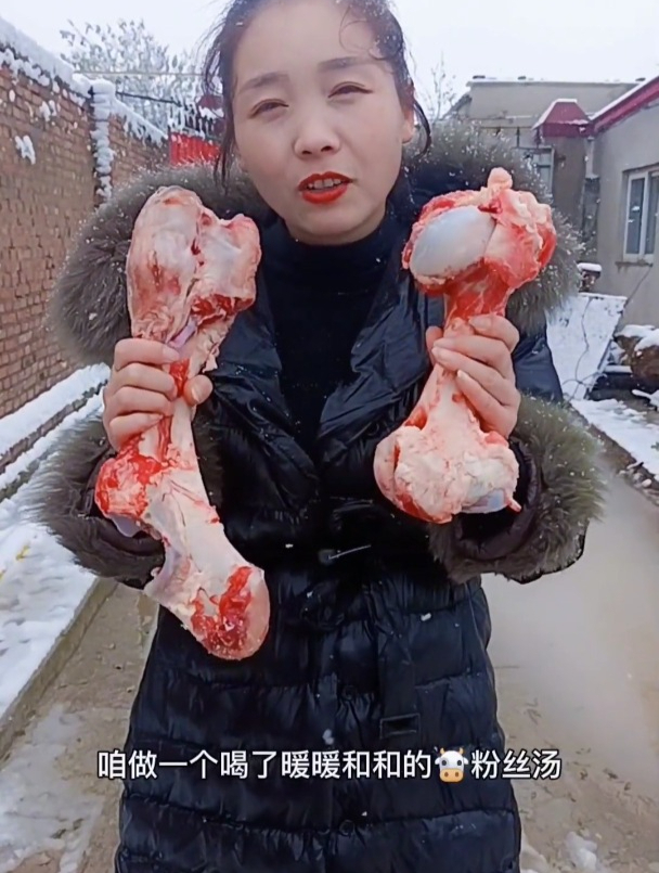 二十块钱买了两个牛棒骨回家做牛肉粉丝汤,大火熬制两个小时