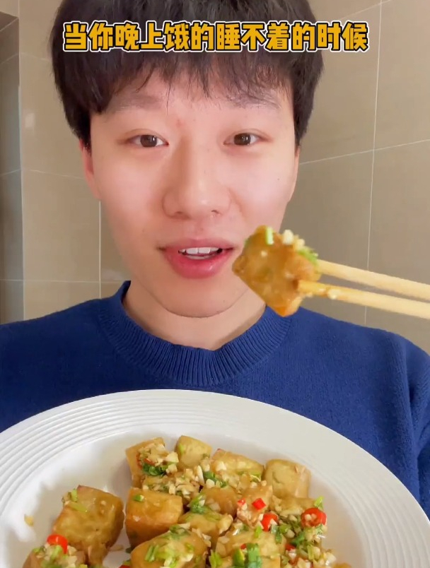 饿得没办法的时候,就试试无油烤豆腐吧,绝了,好吃热量还很低!