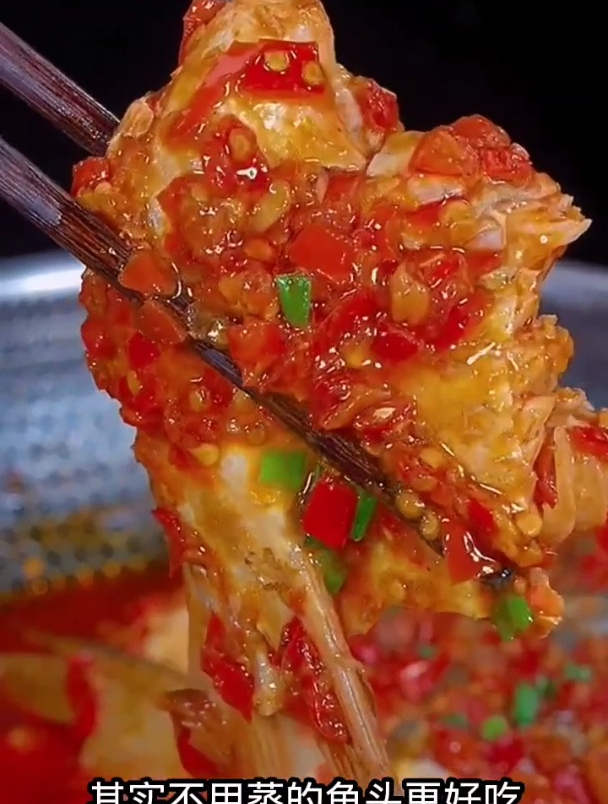 过年一家人吃剁椒鱼头暖身